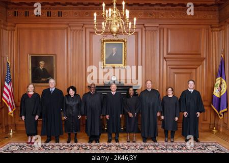 Washington DC, Stati Uniti. 08th Nov 2018. Giustizia associata della Corte Suprema Ketanji Brown Jackson (4th R) è in piedi con il resto delle giustizie della Corte Suprema dopo la sua cerimonia formale di investitura presso la Corte Suprema di Washington, DC Venerdì 30 settembre 2022. Foto di Fred Schilling, Collezione della Corte Suprema degli Stati Uniti/UPI Credit: UPI/Alamy Live News Foto Stock