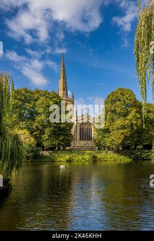 Chiesa della Santissima Trinità attraverso il fiume a Stratford Upon Avon, Warwickshire, Inghilterra Foto Stock