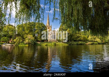 Chiesa della Santissima Trinità attraverso il fiume a Stratford Upon Avon, Warwickshire, Inghilterra Foto Stock