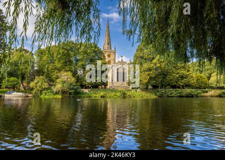Chiesa della Santissima Trinità attraverso il fiume a Stratford Upon Avon, Warwickshire, Inghilterra Foto Stock