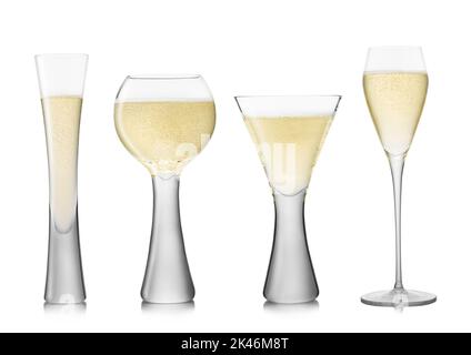 Set di vari bicchieri di lusso di vino e champagne giallo su bianco con bollicine. Bicchieri a forma di flauto, prosecco e ballon. Foto Stock