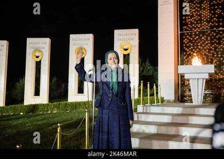 Durres, Albania. 28th Set, 2022. Maryam Rajavi, il Presidente eletto del Consiglio Nazionale di resistenza dell'Iran (NCRI) rende omaggio a coloro che sono stati uccisi dalle forze di sicurezza durante la rivolta nazionale in Iran. Scatenata dalla morte in custodia di Mahsa Amini, una donna curda di 22 anni, sono stati segnalati almeno 300 manifestanti uccisi e 15.000 arrestati durante rivolte a livello nazionale in Iran. (Foto di Siavosh Hosseini/SOPA Images/Sipa USA) Credit: Sipa USA/Alamy Live News Foto Stock
