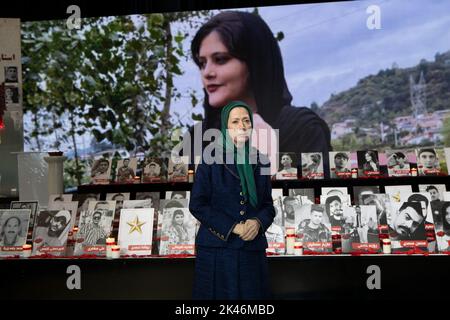Durres, Albania. 28th Set, 2022. Maryam Rajavi, il Presidente eletto del Consiglio Nazionale di resistenza dell'Iran (NCRI) rende omaggio a coloro che sono stati uccisi dalle forze di sicurezza durante la rivolta nazionale in Iran. Scatenata dalla morte in custodia di Mahsa Amini, una donna curda di 22 anni, sono stati segnalati almeno 300 manifestanti uccisi e 15.000 arrestati durante rivolte a livello nazionale in Iran. (Foto di Siavosh Hosseini/SOPA Images/Sipa USA) Credit: Sipa USA/Alamy Live News Foto Stock