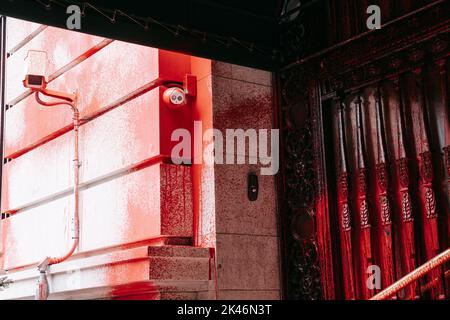 New York, Stati Uniti. 30th Set, 2022. Ingresso del consolato russo vandalizzato credito: Olga Fe/Alamy Live News Foto Stock