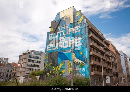 Grande murale "il futuro è l'Europa" (di Julien Crevaels, noto come Novadead), Bruxelles, Belgio Foto Stock