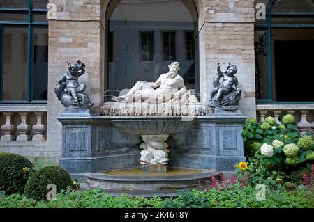 Fontana con statue nel cortile del Municipio (Hotel de Ville), Bruxelles, Belgio Foto Stock