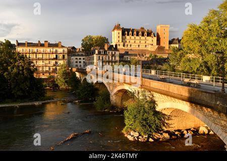 Pau nel sud-ovest della Francia con Chateau de Pau e il fiume Gave de Pau. Foto Stock
