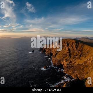 Bellissimo tramonto sull'Oceano Atlantico e le scogliere di Bray Head sull'Isola di Valentia nella Contea di Kerry dell'Irlanda occidentale Foto Stock