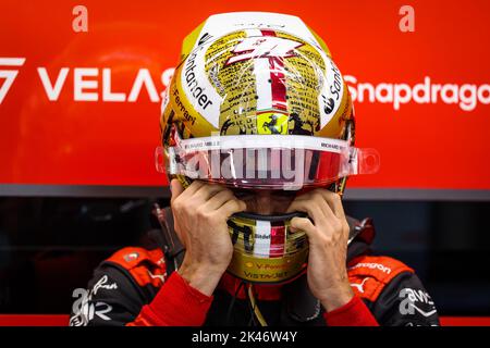 Singapore. 30th Set, 2022. LECLERC Charles (mco), Scuderia Ferrari F1-75, ritratto durante il Gran Premio di Singapore della Formula 1 Singapore Airlines 2022, 17th° round del Campionato del mondo FIA di Formula uno 2022 dal 30 settembre al 02 ottobre 2022 sul circuito di Marina Bay Street, a Singapore - Foto Florent Gooden / DPPI Credit: DPPI Media/Alamy Live News Foto Stock