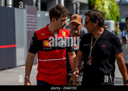 Marina Bay, Singapore, 30th settembre 2022, Charles Leclerc, di Monaco, compete per la Scuderia Ferrari. Prova, 17° round del campionato di Formula 1 2022. Credit: Michael Potts/Alamy Live News Foto Stock