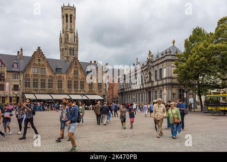 Bruges, Belgio - 18 agosto 2018: Vista sulla piazza del mercato. La piazza principale la capitale e la città più grande della provincia delle Fiandre Occidentali. Foto Stock