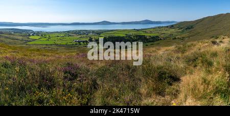 Vista della baia di Bantry e del villaggio di Kilcrohane nella contea occidentale di Cork, come visto dal Seefin Mountain Pass Foto Stock