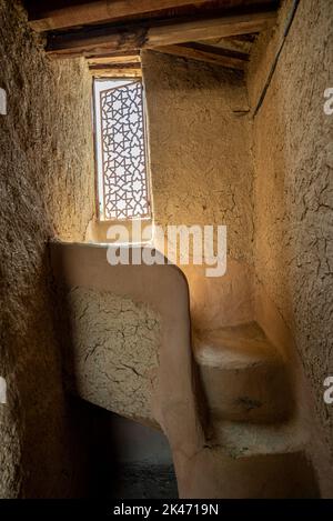 Interno di un vecchio edificio di fango nel villaggio di al Hamra, Regione ad-Dakhilitìyah, Oman Foto Stock