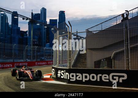 Singapore. 30th Set, 2022. 16 LECLERC Charles (mco), Scuderia Ferrari F1-75, azione durante il Gran Premio di Singapore della Formula 1 Singapore Airlines 2022, 17th° round del Campionato del mondo FIA di Formula uno 2022 dal 30 settembre al 02 ottobre 2022 sul circuito di Marina Bay Street, a Singapore - Foto DPI Credit: DPPI Media/Alamy Live News Foto Stock