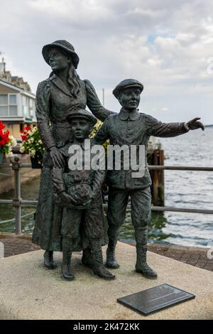 Cobh, Irlanda - 15 agosto, 2022: Vista del monumento Annie Moore al Cobh Heritage Center nel porto di Cork Foto Stock