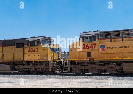 Due locomotive si trovano di fronte l'una all'altra presso la Union Pacific railyard di Milford, Utah, USA Foto Stock