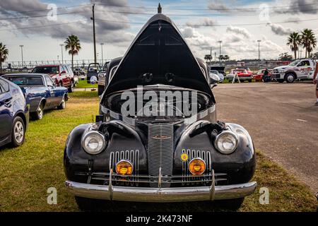 Daytona Beach, FL - 29 novembre 2020: Vista frontale di una berlina 1940 LaSalle Special Series 40-52 ad una fiera automobilistica locale. Foto Stock