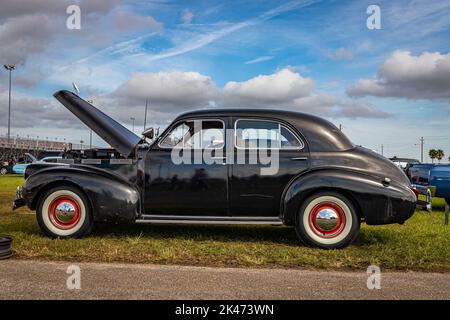 Daytona Beach, FL - 29 novembre 2020: Vista laterale in prospettiva bassa di una berlina 40-52 LaSalle Special Series 1940 in occasione di una fiera automobilistica locale. Foto Stock