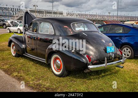 Daytona Beach, FL - 29 novembre 2020: Vista dall'alto dell'angolo posteriore di una berlina 40-52 LaSalle Special Series 1940 in occasione di una fiera automobilistica locale. Foto Stock