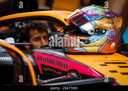 Singapore. 30th Set, 2022. RICCIARDO Daniel (aus), McLaren F1 Team MCL36, casco, casque, durante il Gran Premio di Singapore della Formula 1 Singapore Airlines 2022, 17th° round del Campionato del mondo FIA di Formula uno 2022 dal 30 settembre al 02 ottobre 2022 sul circuito di Marina Bay Street, a Singapore - Foto: Florent Gooden / DPPI/DPPI/LiveMedia Credit: Agenzia indipendente per le foto/Alamy Live News Foto Stock