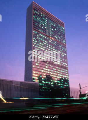 Edificio del Segretariato delle Nazioni Unite presso la sede delle Nazioni Unite a New York di notte. Vita di città. Turtle Bay, Midtown Manhattan USA Foto Stock