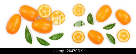 Cumquat o kumquat con metà isolato su sfondo bianco. Vista dall'alto. Lay piatto . Foto Stock