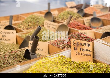 Mercatino di strada di erbe e spezie della Sicilia, Italia Foto Stock