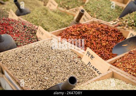 Mercatino di strada di erbe e spezie della Sicilia, Italia Foto Stock