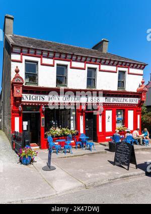 Knight's Town, Irlanda - 8 agosto, 2022: Vista della colorata e storica Knight's Town Coffee House Foto Stock