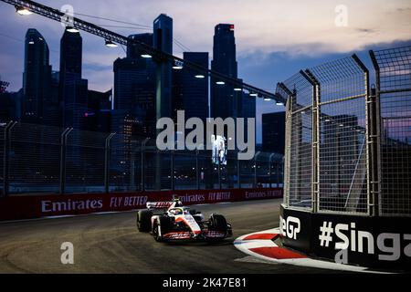 Singapore. 30th Set, 2022. 47 SCHUMACHER Mick (ger), Haas F1 Team VF-22 Ferrari, azione durante il Gran Premio di Singapore della Formula 1 Singapore Airlines 2022, 17th° round del Campionato del mondo FIA di Formula uno 2022 dal 30 settembre al 02 ottobre 2022 sul circuito di Marina Bay Street, a Singapore - Foto: Florent Gooden / DPPI/DPPI/LiveMedia Credit: Agenzia indipendente per le foto/Alamy Live News Foto Stock