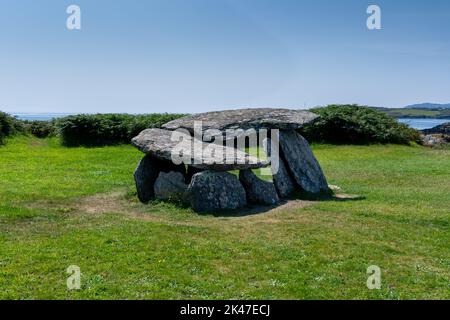 Una vista del dolmen della Tomba di pala nella Contea di Cork dell'Irlanda occidentale Foto Stock