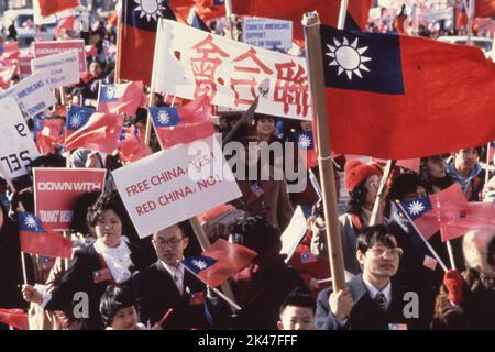 29 gennaio 1979, Distretto di Colombia, Washington: Quattro giorni prima della prima visita di Deng Xiaoping per incontrare il Presidente Jimmy carter a Washington DC. Un gruppo di manifestanti anti anti-Deng ha rotto il bicchiere d'ingresso a quella che è ora l'Ambasciata della Cina a Washington. Il presidente Jimmy carter e Deng Xiaoping si sono incontrati per firmare un accordo storico che avrebbe invertito decenni di opposizione degli Stati Uniti alla Repubblica popolare Cinese. Deng Xiaoping è stata la prima visita ufficiale di un leader di primaria importanza della Cina negli Stati Uniti. La visita ha avviato una serie di scambi ad alto livello che proseguiranno fino alla primavera del 1989. (C Foto Stock