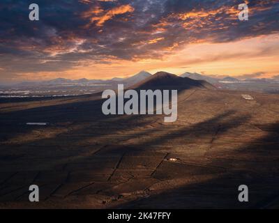 Paesaggio vulcanico con cielo artificiale all'alba Foto Stock