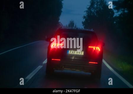 Auto che guida nella nebbia di notte Foto Stock