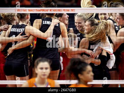 Arnhem, Paesi Bassi. 30th Set, 2022. 2022-09-30 22:06:57:19 ARNHEM - i giocatori del Belgio celebrano la vittoria sui Paesi Bassi durante la Coppa del mondo di Pallavolo nel Gelredome. I giocatori di pallavolo olandesi giocano la quarta partita di gruppo della Coppa del mondo. ANP KOEN VAN WEEL netherlands OUT - belgium OUT Credit: ANP/Alamy Live News Foto Stock