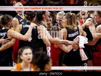 Arnhem, Paesi Bassi. 30th Set, 2022. 2022-09-30 22:06:56:19 ARNHEM - i giocatori del Belgio celebrano la vittoria sui Paesi Bassi durante la Coppa del mondo di Pallavolo nel Gelredome. I giocatori di pallavolo olandesi giocano la quarta partita di gruppo della Coppa del mondo. ANP KOEN VAN WEEL netherlands OUT - belgium OUT Credit: ANP/Alamy Live News Foto Stock