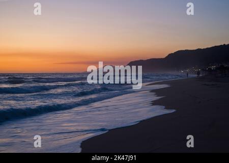 Spiaggia di Vrachos a Preveza durante il tramonto. Foto Stock