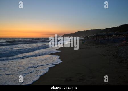 Spiaggia di Vrachos a Preveza durante il tramonto. Foto Stock