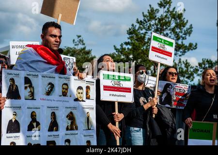 Il popolo iraniano è visto in possesso di cartelli a sostegno della libertà delle donne iraniane durante la manifestazione. Il popolo iraniano si è riunito davanti al Tribunale penale internazionale, all'Aia, per far sentire la voce del popolo iraniano e chiedere giustizia per i crimini sistematici e la violenza commessi dalle autorità del regime islamico contro gli iraniani. Questa settimana si sono intensificate le proteste in Iran e in tutto il mondo per la morte di Mahsa Amini, 22 anni, in custodia di polizia dopo che è stata arrestata per aver indossato il suo velo troppo senza limiti. (Foto di Ana Fernandez / Foto Stock