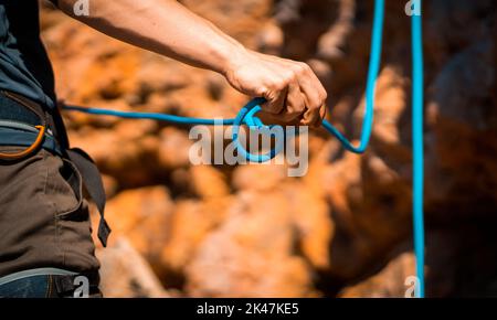 L'uomo sta arrampicandosi, facendo escursioni in montagna. Foto Stock