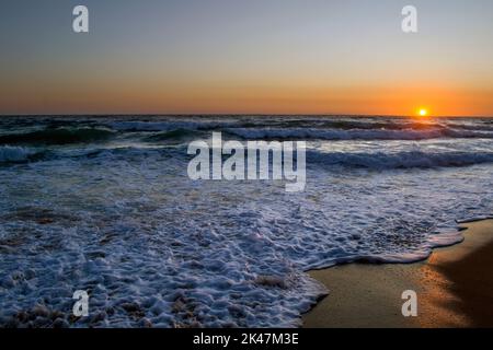 Spiaggia di Vrachos a Preveza durante il tramonto. Foto Stock