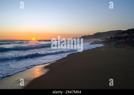 Spiaggia di Vrachos a Preveza durante il tramonto. Foto Stock