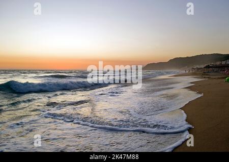 Spiaggia di Vrachos a Preveza durante il tramonto. Foto Stock