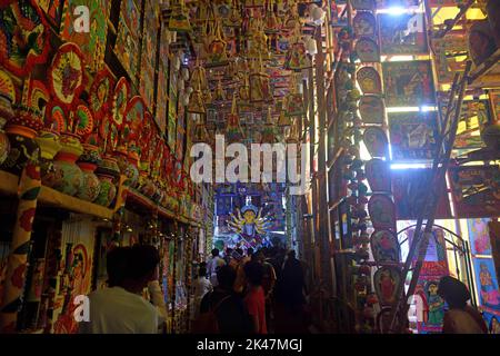 Kolkata, India. 30th Set, 2022. Settembre 30, Kolkata, India: Durante la Durga Puja ci sono numerose installazioni pubbliche d'arte (panda) in tutta la città. Kolkata si trasforma in un'enorme galleria d'arte pubblica con queste strutture temporanee. Sotto la supervisione di artisti rinomati, gli artigiani e gli operai presentano ogni anno queste affascinanti opere d'arte. C'è unicità in ogni tema: Il 30 settembre 2022 a Kolkata, in India. (Credit Image: © Sukhomoy  Sen Eyepix Group/eyepix via ZUMA Press Wire) Credit: ZUMA Press, Inc./Alamy Live News Foto Stock