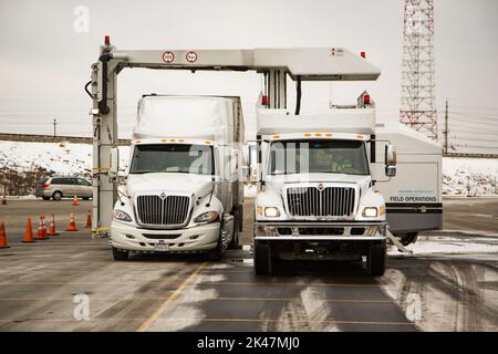 Si tratta di uno scanner radiometrico Heimann Cargo Vision Mobile (HCV). CBP sta utilizzando questi strumenti per eseguire la scansione di tutti i veicoli da carico che effettuano consegne a MetLife Stadium prima e fino al giorno del Super Bowl 2014. L'HCV viene utilizzato per i veicoli più grandi e i Semis. L'HCV emette 4 milioni di Mega Elctron Volts (4MeV) di radiazione ed è in grado di guardare attraverso 10 pollici di acciaio. Foto Stock