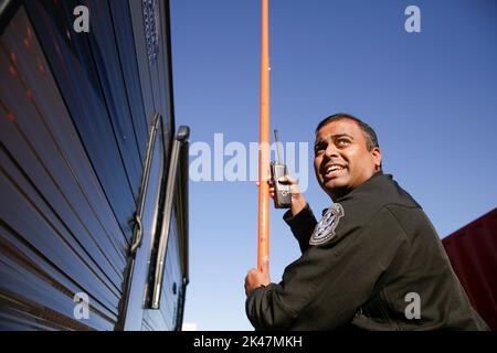 Un ufficiale con gli Stati Uniti Delle dogane e della protezione delle frontiere ufficio di operazioni su campo utilizza un bastone di misura per garantire il gioco corretto nel corso delle ispezioni dei veicoli commerciali un arrivano a NRG Stadium in preparazione per il Super Bowl 51 a Houston, Texas, Gennaio 30, 2017. I veicoli sono scansionati da raggi X prima dell'entrata in stadio principale strutture. Stati Uniti Delle dogane e della protezione delle frontiere Foto di Glenn Fawcett Foto Stock