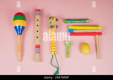 Strumenti musicali per bambini. Giocattoli di legno. Fischi, sonaglino, percussione e clacker nella versione per bambini. Divertente motivo bambino. Giochi per bambini. Foto Stock