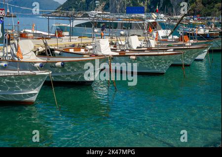 Barche in attesa di turisti ancorate in linea a Capri Italia su un'acqua limpida e azzurra Foto Stock