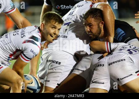 Newcastle, Regno Unito. 10th Set, 2022. George McGuigan di Newcastle Falcons prova a rompere attraverso il ruck come Harry Randall libera durante la partita della Gallagher Premiership tra Newcastle Falcons e Bristol a Kingston Park, Newcastle Venerdì 30th settembre 2022. (Credit: Chris Lishman | NOTIZIE MI) Credit: NOTIZIE MI & Sport /Alamy Live News Foto Stock