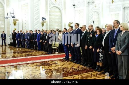 Mosca, Russia. 30th Set, 2022. I capi di quattro regioni separatiste ucraine, Vladimir Saldo, Yevgeny Balitsky, Denis Pushilin, Leonid Pasechnik e il presidente russo Vladimir Putin, partecipano ad una cerimonia che si terrà venerdì 30 settembre 2022 per l'adesione di quattro regioni ucraine alla Russia, a Mosca, Russia. I leader separatisti delle annesse regioni di Donetsk, Lugansk, Kherson e Zaporizhzhya sono arrivati a Mosca per firmare trattati per iniziare il processo di assorbimento di parti dell'Ucraina in Russia. Foto di Kremlin Pool/UPI Credit: UPI/Alamy Live News Foto Stock